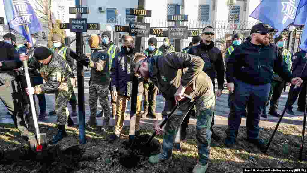 Також активісти принесли до посольства РФ хрести із табличками &laquo;російський окупант&raquo;