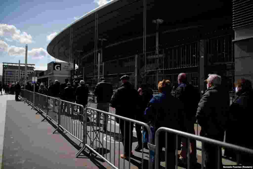 Черга в центр вакцинації в Парижі, який відкрили на стадіоні Stade de France&nbsp;