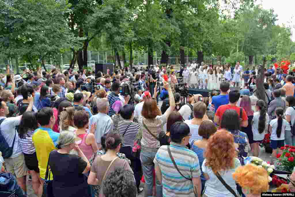 Люди, пришедшие на открытие памятника. Алматы, 22 июня 2019 года.