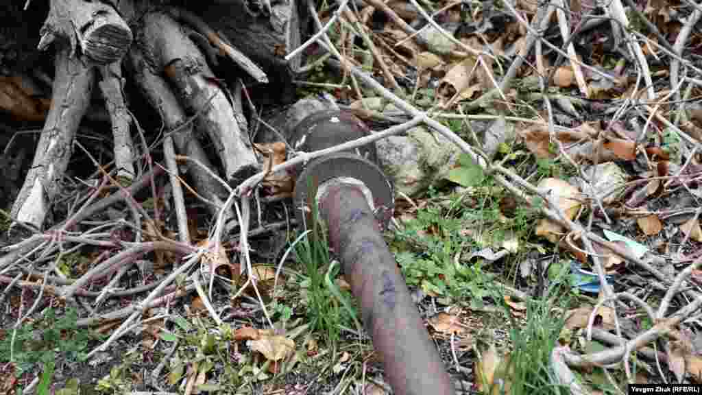 Біля будинку збереглися чавунні труби старого водопроводу, який йшов від джерела