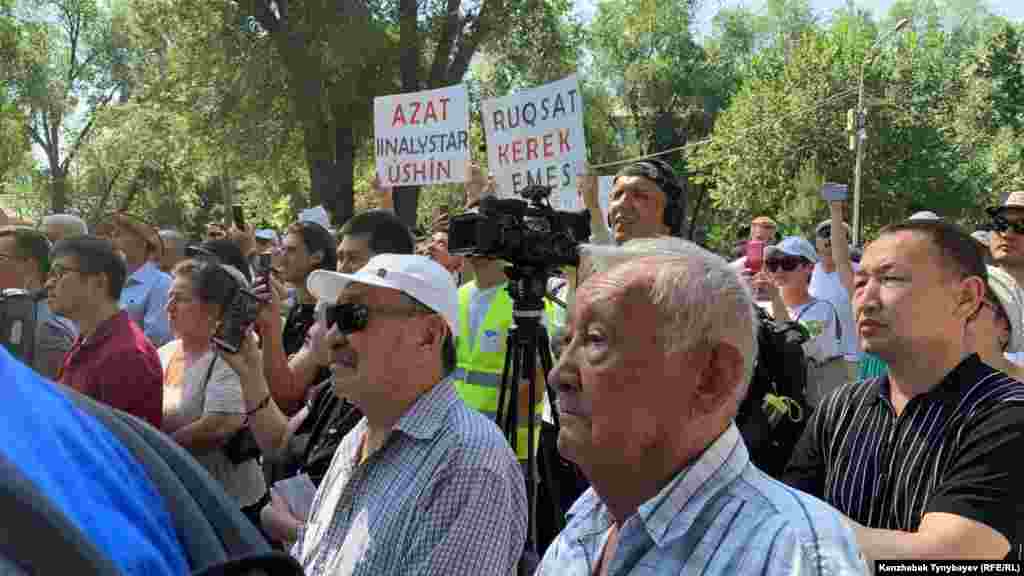 Среди пришедших на митинг были люди разных возрастов.