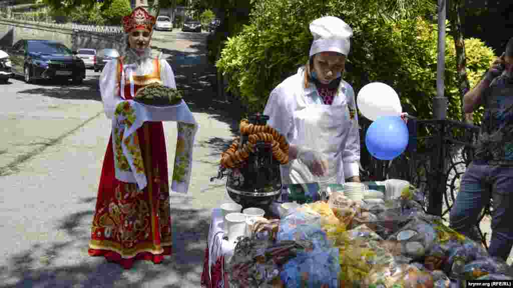 На виборчій дільниці в Ялті очікували міжнародних спостерігачів. Для них підготували хліб, сіль, солодкі частування та чай у самоварі. Більше фото того, як Крим голосував за поправки до Конституції Росії &ndash; у фотогалереї​