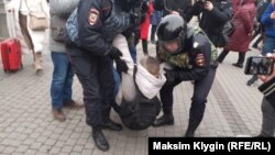 ОМОН задерживает активистку Марину Кен в Петербурге