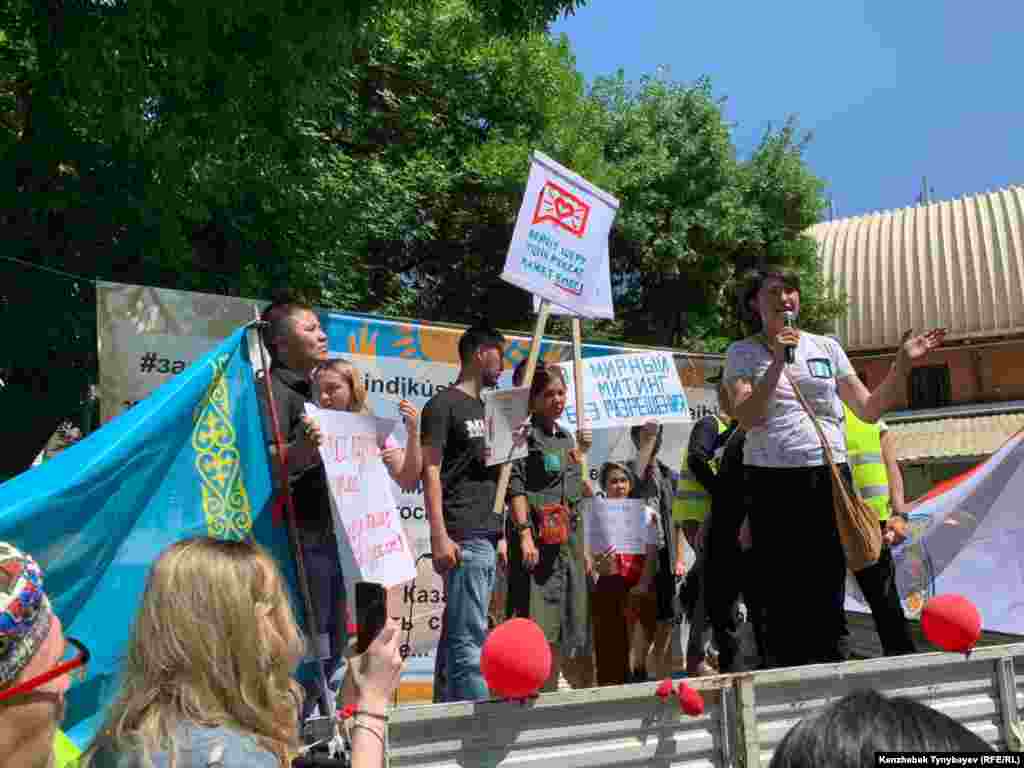 Активист Асия Тулесова выступает на митинге. В апреле ее вместе с другим активистом, Бейбарысом Толымбековым, посадили под арест на 15 суток&nbsp;&ndash; за то, что они развернули вдоль маршрута алматинского марафона баннер &laquo;От правды не убежишь #adilsailayushin #уменя естьвыбор&raquo;. Баннер посчитали нарушением законодательства о порядке проведения митингов.&nbsp; - Мы постепенно теряем страх и начинаем собираться вместе. Я бы хотела сказать всем тем, кто не боится ходить на митинги: если это мирный митинг, то мы имеем право собираться в любое время, - сказала Тулесова 30 июня.