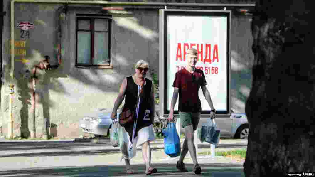 Ще один сітілайт на вулиці Севастопольській. Однакові номери телефонів вказують на те, що рекламні площини належать одному власнику