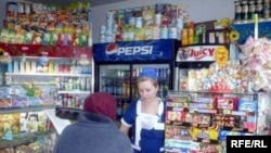 Пенсионерка в продуктовом магазине. Уральск, 6 февраля 2009 года.