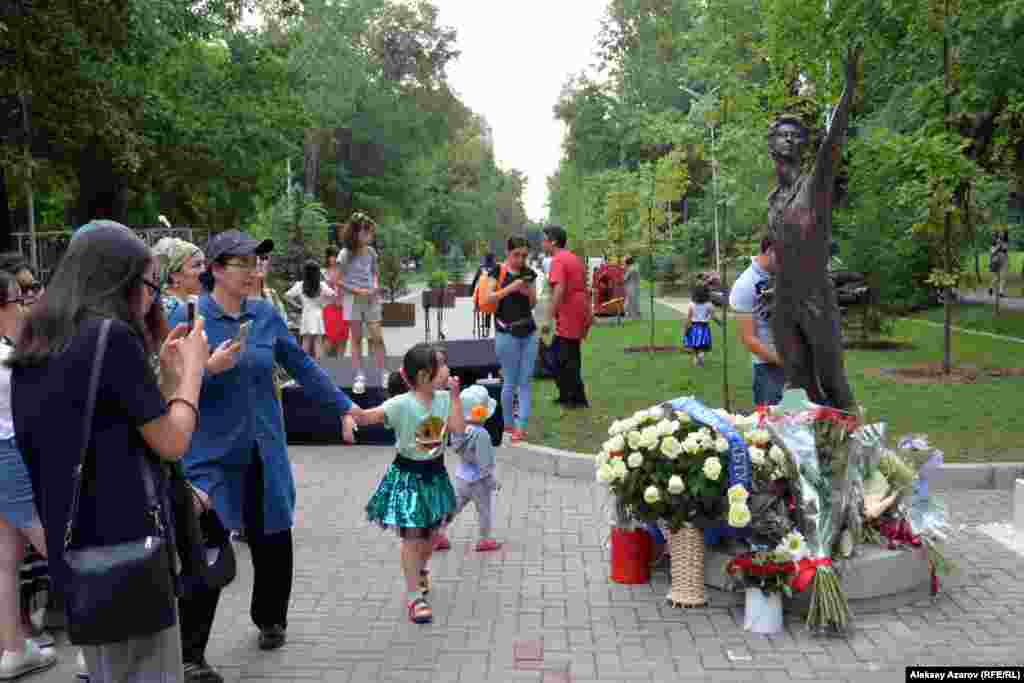 Монумент предполагалось открыть в день рождения Дениса Тена &mdash; 13 июня. Но церемонию перенесли почти на десять дней. Официальной причиной было названо то, что мемориал не был готов. Другие подробности выяснить не удалось.