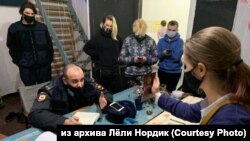 Полиция Санкт-Петербурга на "опасном" собрании художников