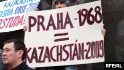 Казахские беженцы проводят пикет в Праге. На плакате написано "Прага-1968 = Казахстан-2009". 7 февраля 2009 года. 