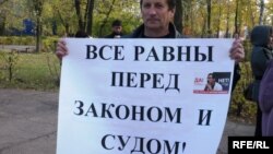 Правозащитник Павел Кочетков на акции протеста. Уральск, 12 октября 2009 года.