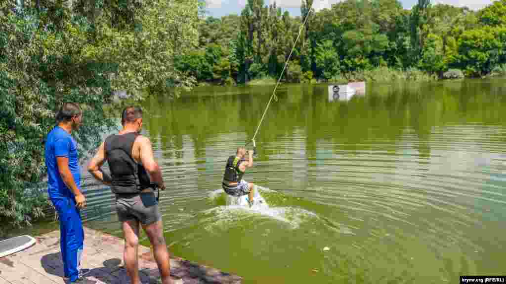 У Криму минулого тижня була аномальна спека. Температура повітря сягала 37&deg;C. Синоптики пояснювали це проходженням тропічних повітряних мас над півостровом. На міському Нижньому ставку в Сімферополі якісь містяни вирішили про\хатися на вейкборді&nbsp;