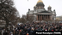 Люди выступают против передачи Исаакиевского собора Русской православной церкви. Санкт-Петербург, 12 февраля 2017 года.