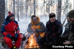 Съемочная группа Гордона Рамзи в лесу HaliPuu