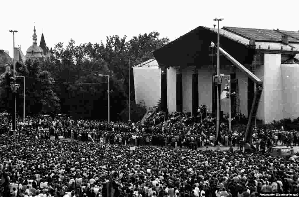 Люди на церемонии перезахоронения Надя. Во время восстания 1956 года Надь тщетно звал Запад на помощь, когда в Венгрию вторглись советские войска. Революция была подавлена. Надя повесили, его тело сбросили в безымянную могилу на окраине Будапешта. Выступавшие на перезахоронении Надя, в том числе&nbsp;26-летний Виктор Орбан (нынешний премьер Венгрии), призывали к свободным выборам и выводу советских войск