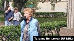 Ольга Старовойтова на мемориальной встрече в сквере имени Галины Старовойтовой