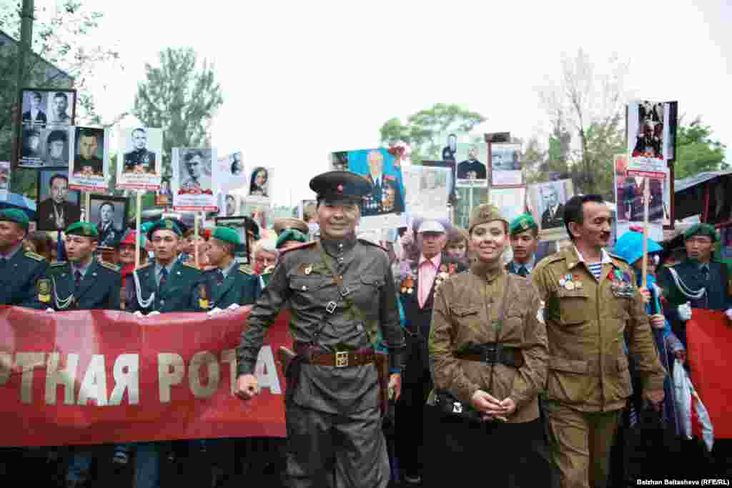 Участники марша &laquo;Бессмертный полк&raquo;.