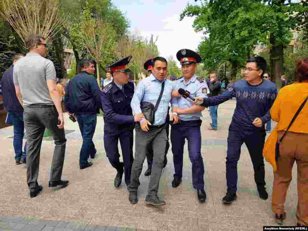 В Алматы участники протестов требовали &laquo;освободить политических заключенных&raquo;, называя фамилии бывшего главы компании&nbsp;&laquo;Казатомпром&raquo; Мухтара Джакишева, бизнесмена Искандера Еримбетова, осуждённого по делу о Шаныракских событиях Арона Атабека и других.