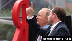 Владимир Путин и Аркадий Волож во время визита президента РФ в московский офис компании "Яндекс", 2017 год