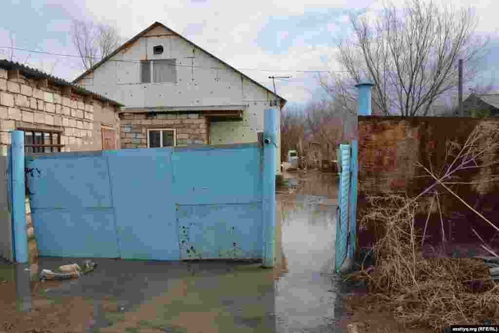 Уровень воды пошел на спад, но во дворах всё еще стоят лужи, вокруг грязь.